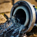 Dinas Damkar Karimun Hapus Sarang Tawon di Lapangan