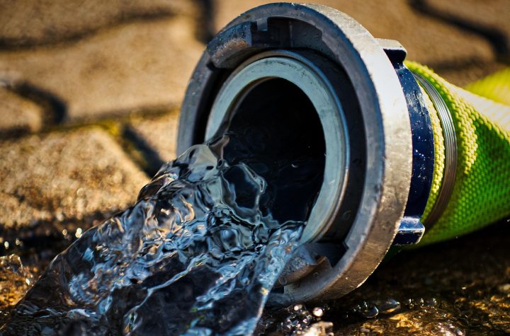 Dinas Damkar Karimun Hapus Sarang Tawon di Lapangan